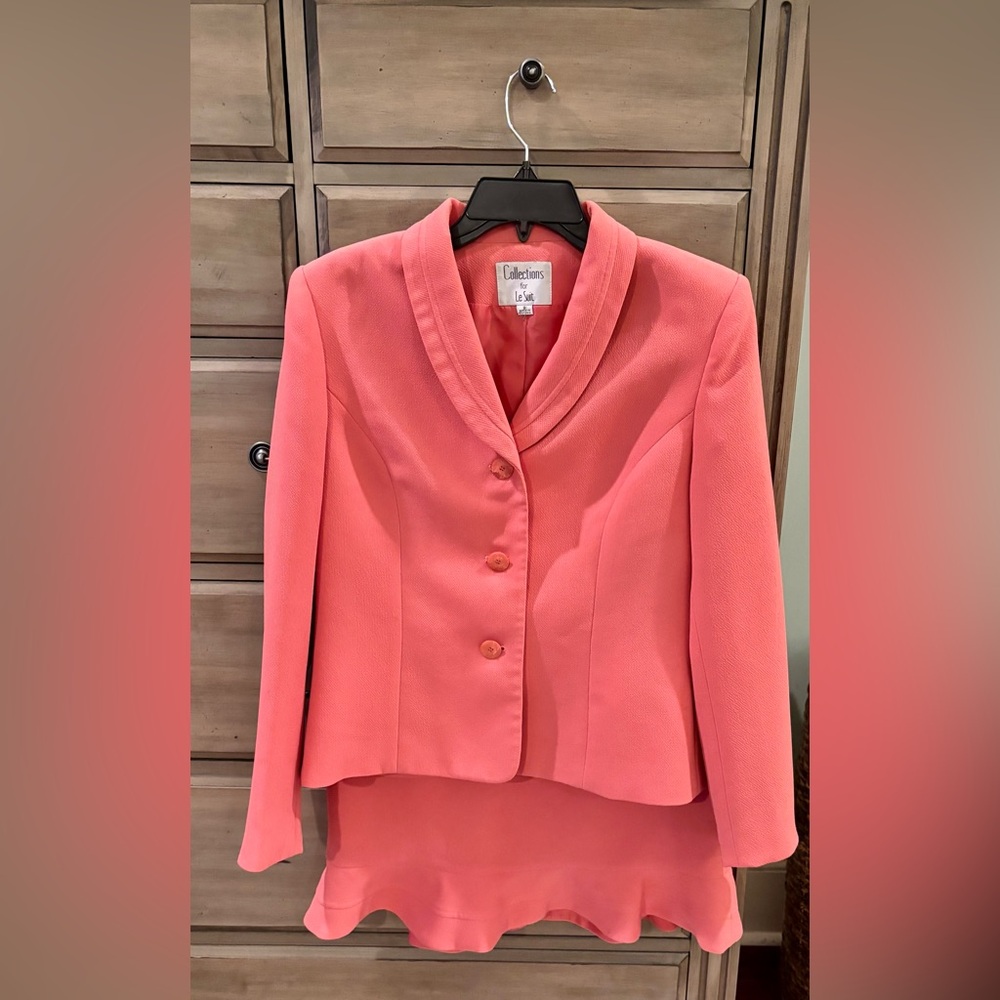 Coral Le Suit- Size 8- Jacket and Skirt. Great for Spring!